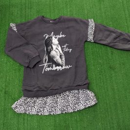 Vestido niña gris con volante Tomorrow