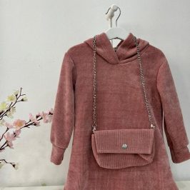 Vestido de micropana con bolso rosa empolvado