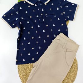 Polo barquitos azul y pantalón corto chino marrón