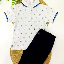 Polo barquitos blanco y pantalón corto chino azul